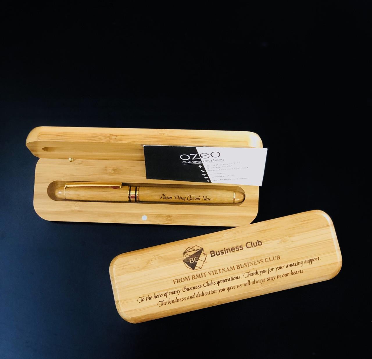 Bộ quà tặng bút làm bằng gỗ tre được khắc logo và khắc chữ làm quà tặng doanh nghiệp.